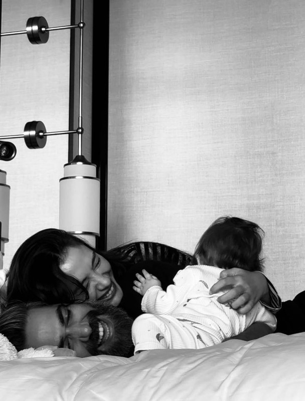 Neslihan Atagül ve Kadir Doğulu'dan çekirdek aile pozu! "Tarife Sığmaz" notuyla peş peşe paylaştı - Resim: 3