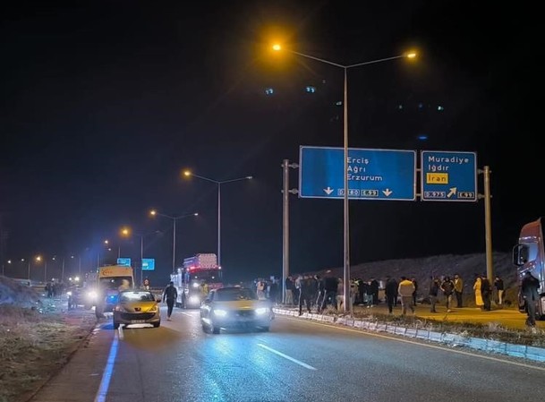 Katliam gibi kazada can pazarı! Otomobil hurdaya döndü: Çok sayıda ölü ve yaralı var - Resim : 2