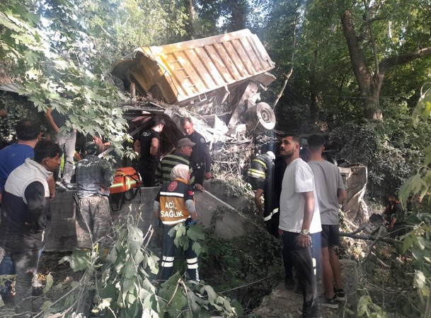 Freni patlayan hafriyat kamyonu dehşet saçtı: Ölü ve yaralı var - Resim : 1