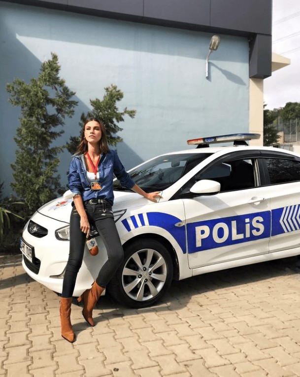 Arka Sokaklar'ın 'Zeliş'i cesur pozlarıyla nefes kesmişti! Şimdi de spor pozlarını paylaştı, ağızları açık bıraktı - Resim: 12