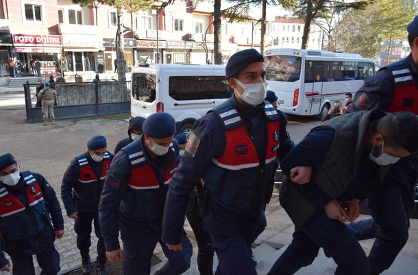 Ele geçirdikleri sosyal medya hesaplarıyla 5 milyon liralık vurgun yaptılar - Resim : 2