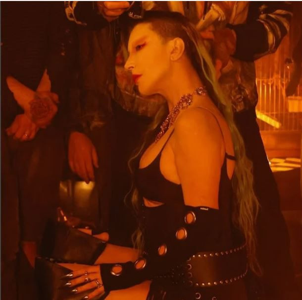 Hande Yener'den şoke eden imaj değişikliği! Saçlarının yanlarını kazıttı, son hali gündem yarattı - Resim: 3