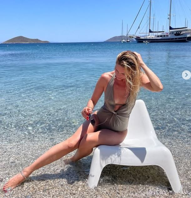 Ünlü oyuncu Emine Ün, sahilden paylaştığı bikinili fotoğraflarla yıllara meydan okudu. Kim der ki 47 yaşında - Resim: 2