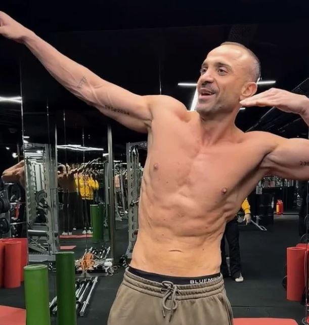 Demet Akalın, eşinin kaslı fotoğrafını görünce çileden çıktı! "Sen bir eve gel!" - Resim: 4