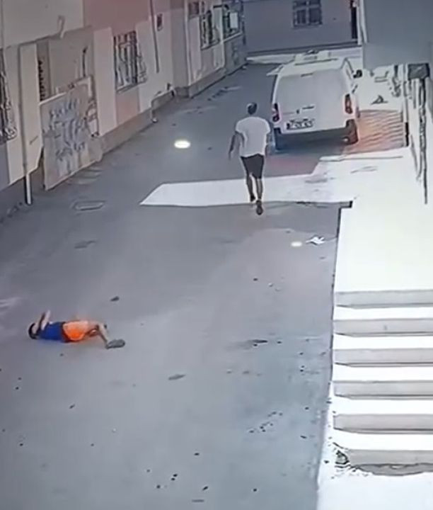 Adana'da kan donduran görüntüler! Çocuğu kovaladı, bileğinden tutup yere fırlattı! - Resim: 5