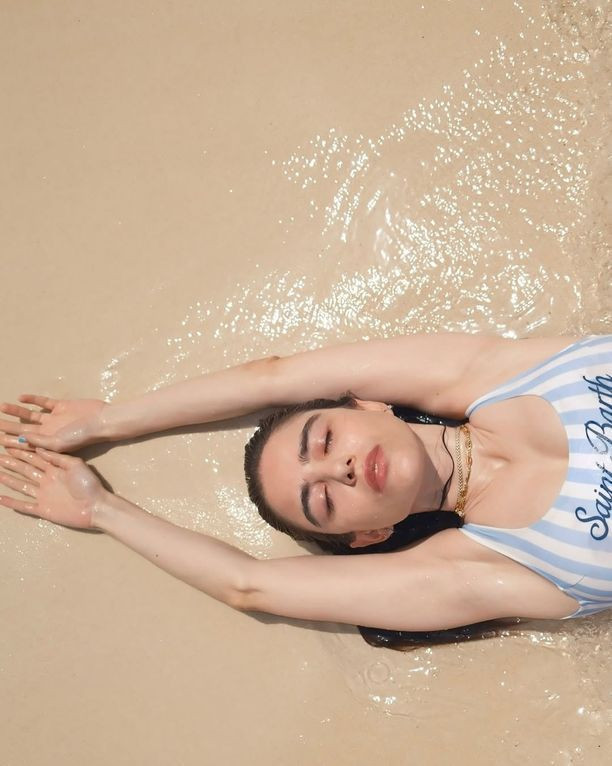 Özge Gürel'den cesur tatil paylaşımı! Mayolu pozlarıyla sosyal medyayı yaktı geçti - Resim: 6