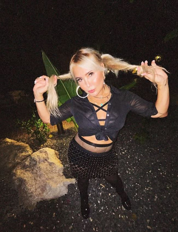 Yonca Evcimik yeni nesil şarkıcılara taş attı: Ne yapıyorlarsa devam etsinler! - Resim: 1