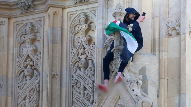 Londra'da protesto! Filistin bayrağıyla Big Ben kulesine tırmandı: İkna çalışmaları sürüyor - Resim : 1