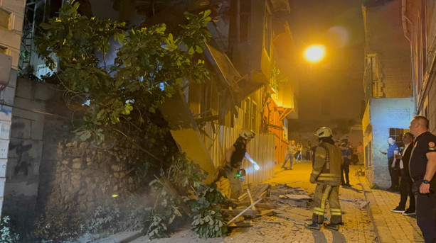 Fatih'te ahşap bina çöktü: Çok sayıda ekip sevk edildi - Resim : 1