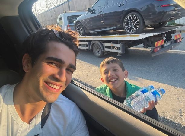 Mert Ramazan Demir'den küçük hayranına jest: Buradan görürsün umarım! - Resim: 4