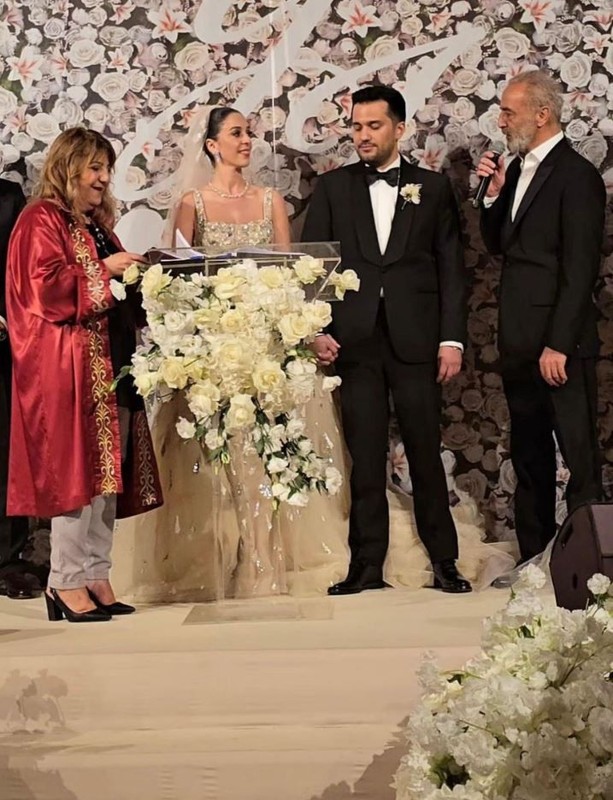 Ünlü yapımcının kızı evlendi! Yılmaz Erdoğan nikah şahidi oldu! O isimler de düğünde yerini aldı - Resim: 2