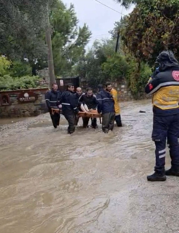 Muğla felaketi yaşıyor! Evler sular altında kaldı, yollar göle döndü: Bir evin ortasına kaya düştü - Resim: 13