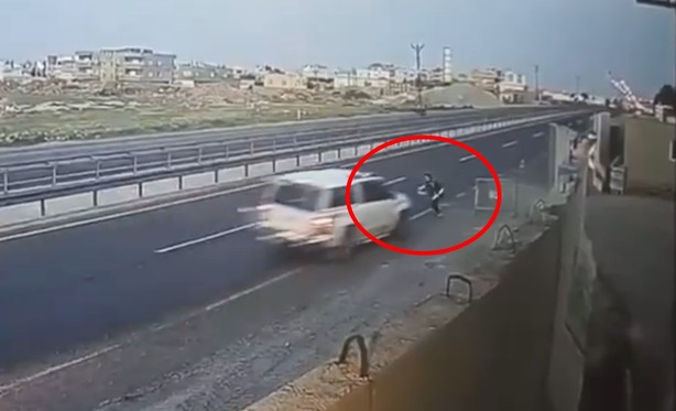 ‘Dur’ ihtarına uymadı! Yola kapan atan polise çarptı: O feci anlar kamerada - Resim : 2