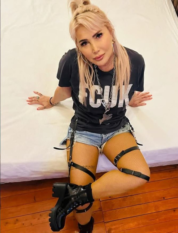 Yonca Evcimik yeni nesil şarkıcılara taş attı: Ne yapıyorlarsa devam etsinler! - Resim: 5