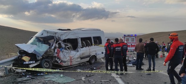 Van'da korkunç kaza! Minibüs ile kamyon çarpıştı! Çok sayıda ölü var! - Resim : 3