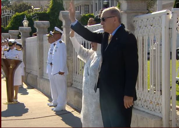 TEKNOFEST Mavi Vatan coşkusu İstanbul Boğazı’nda! Cumhurbaşkanı Erdoğan gemileri selamladı! - Resim : 1
