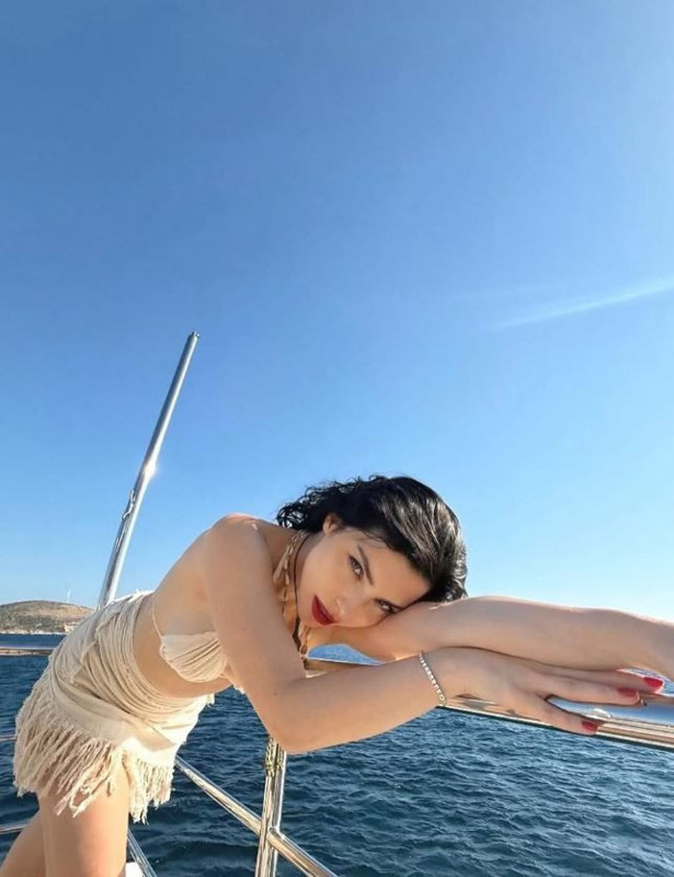 Merve Boluğur'dan olay tekne paylaşımı! Bikinisiyle sere serpe uzandı, cesur tatil pozları sosyal medyayı salladı - Resim: 4