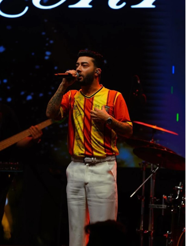 Kurtuluş Kuş konserinde ortalık bir anda karıştı! Konseri yarıda bıraktı, sahneyi terk etti - Resim : 2