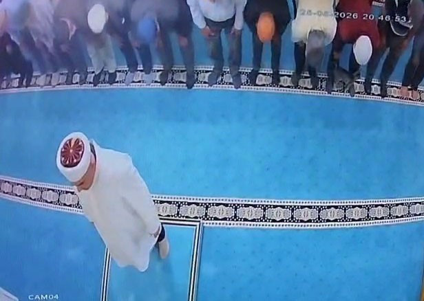 Namaz kılarken önüne gelen kediye tekme attı! Kedi uçtu, imamın kafasına düştü! O şahıs gözaltına alındı - Resim : 2