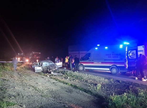 Ankara’da can pazarı! Otomobil ile kamyon kafa kafaya çarpıştı: Ölü ve yaralı var - Resim : 1