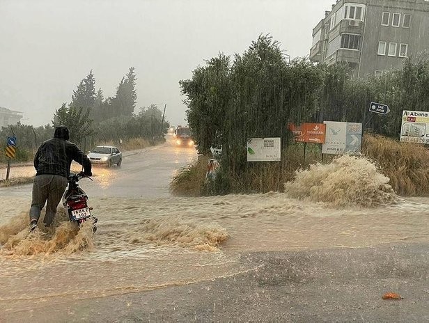 Yollar göle döndü, araçlar suya gömüldü!.. Sağanak esareti - Resim : 3