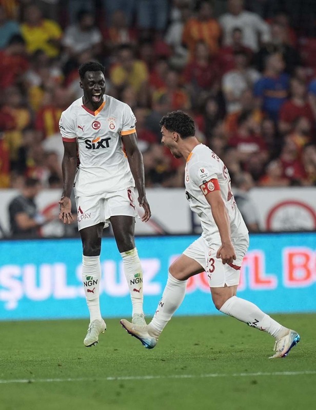 Galatasaray’dan iç transfer hamlesi! 19 milyon euroluk yıldıza yeni sözleşme! Temsilcisi İstanbul’a geldi - Resim: 7