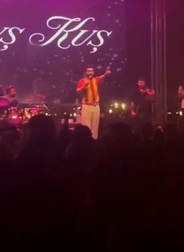 Kurtuluş Kuş konserinde ortalık bir anda karıştı! Konseri yarıda bıraktı, sahneyi terk etti - Resim : 3