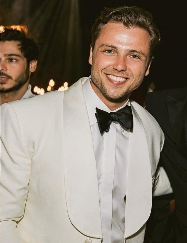 Tolga Sarıtaş'tan eşi ve oğluyla mutluluk pozu! "Teşekkürler 2025" - Resim: 1