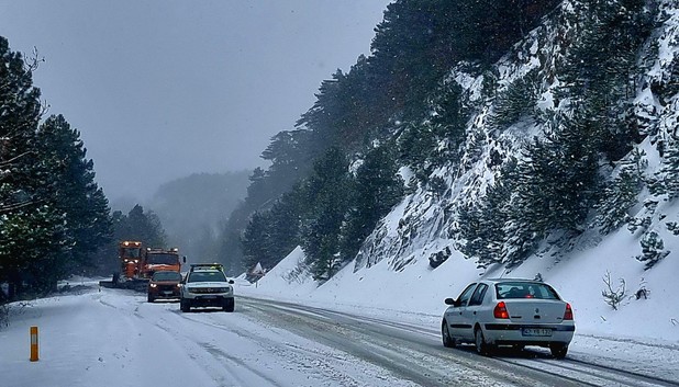 Kar kalınlığı 40 santimetreye ulaştı! Yol ağır vasıtalara kapatıldı - Resim : 1