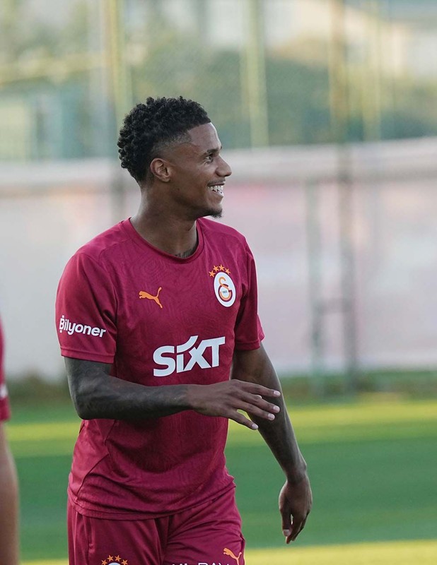 Galatasaray’da 9 milyon euroluk sıkıntı! Yıldız futbolcu kritik maçlarda yok! Taraftarlar kara kara düşünüyor - Resim: 9