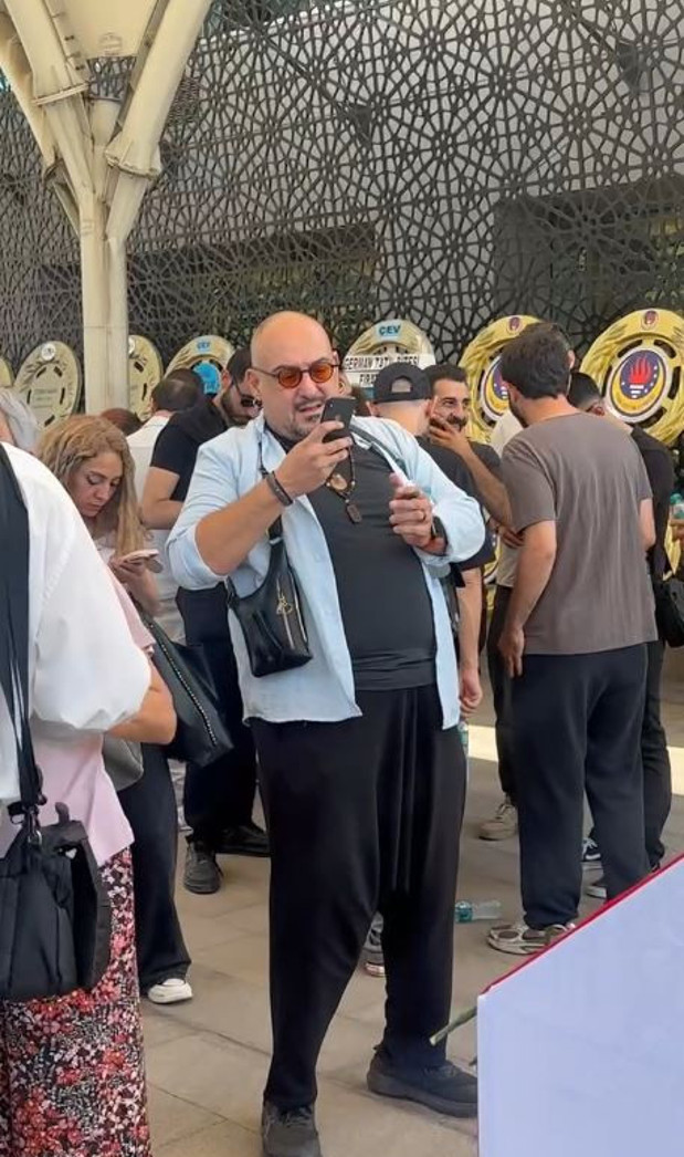 Usta oyuncu Zihni Göktay'a acı veda: Son yolculuğuna uğurlandı - Resim : 11