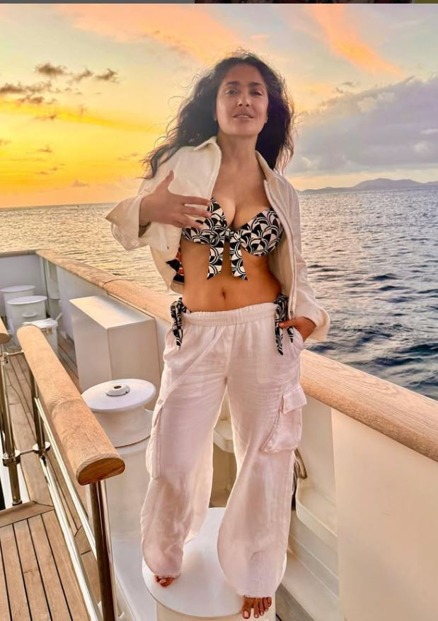 58 yaşındaki Salma Hayek'ten bikini şov! Dans ettiği anları paylaştı, fit vücudu dikkat çekti - Resim : 1