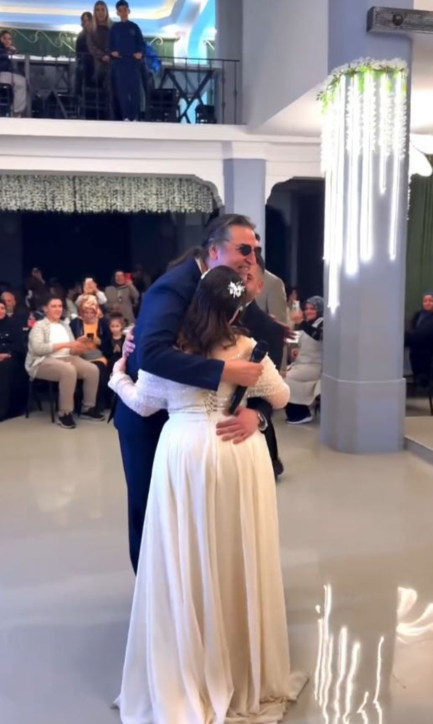 Şarkıcı Çelik gönülleri fethetti! "Kimsemiz yok" diyen çiftin düğününe katıldı - Resim : 1