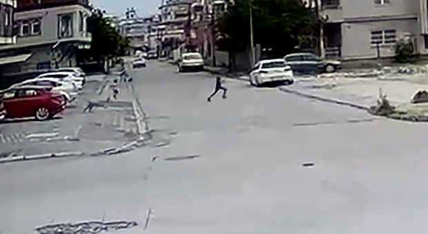 Adana'da korku dolu anlar! Sokak köpekleri küçük çocuğa saldırdı: O anlar kamerada - Resim : 2