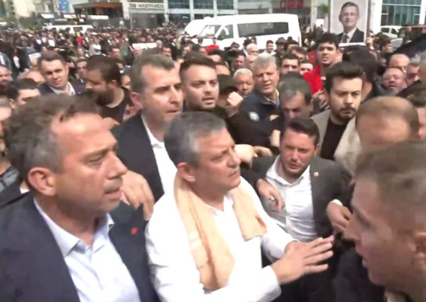Özgür Özel Genel Merkez'den ayrıldı: Geri gelmek üzere çıkıyoruz - Resim : 2