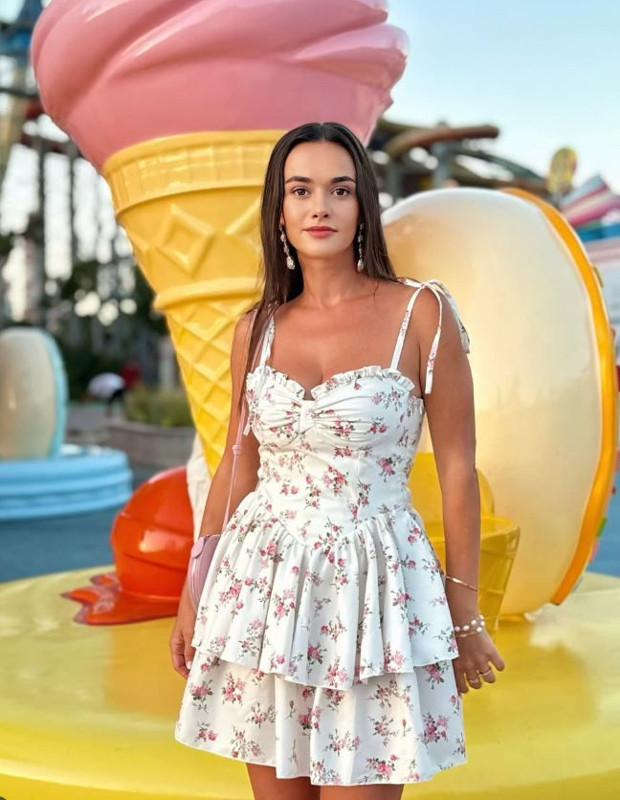 Hande Soral yaza veda edemedi! Ailesiyle çıktığı tatilden pozlarını paylaştı - Resim: 1