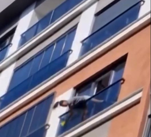 Şarkıcı Hatice cam silerken yürekleri ağza getirdi! Metrelerce yükseklikten neredeyse düşüyordu - Resim : 2