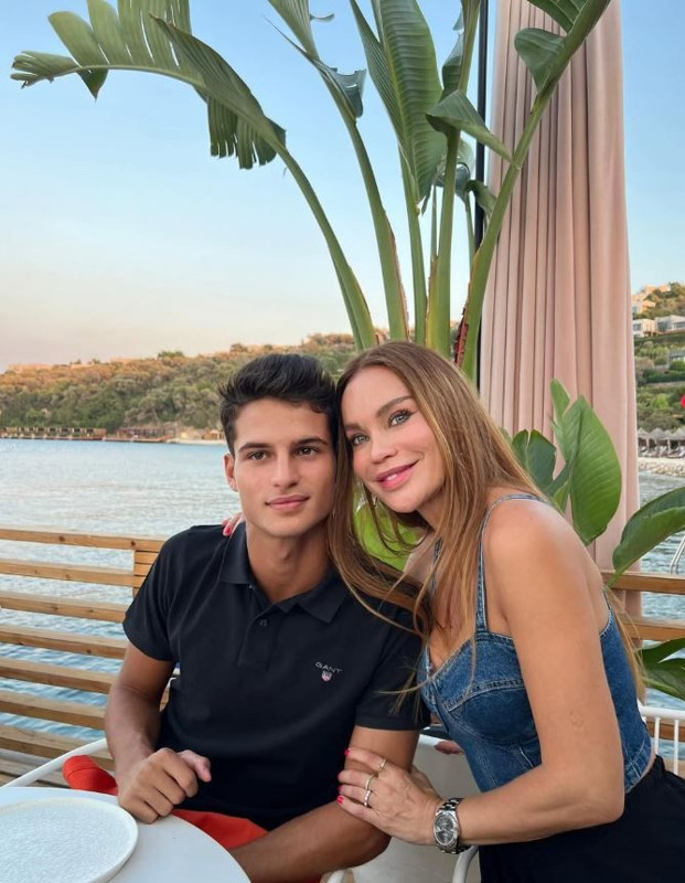 Ebru Şallı müstakbel geliniyle görüntülendi! Oğlu Beren'in sevgilisini cümle aleme tanıttı - Resim: 2