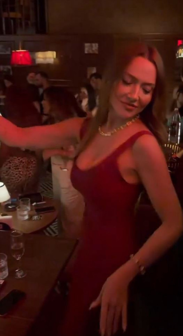 Hadise'den dans şov! Kendisini müziğin ritmine kaptırdı - Resim : 2