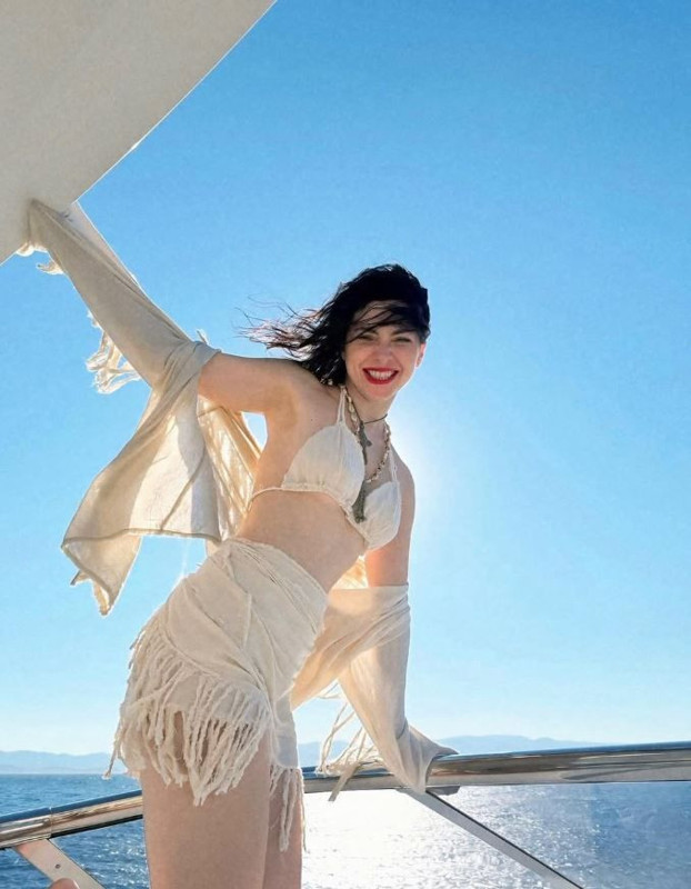 Merve Boluğur'dan olay tekne paylaşımı! Bikinisiyle sere serpe uzandı, cesur tatil pozları sosyal medyayı salladı - Resim: 2