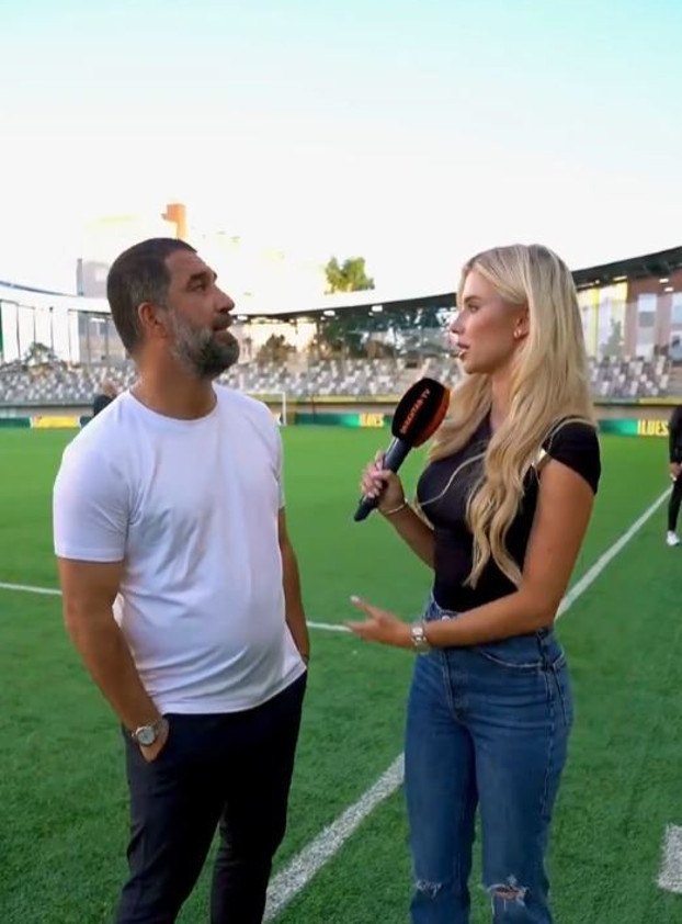 Arda Turan'ın zor anları! Ukraynalı muhabirle röportajı olay oldu! Göz teması kurmayı unuttu - Resim : 2