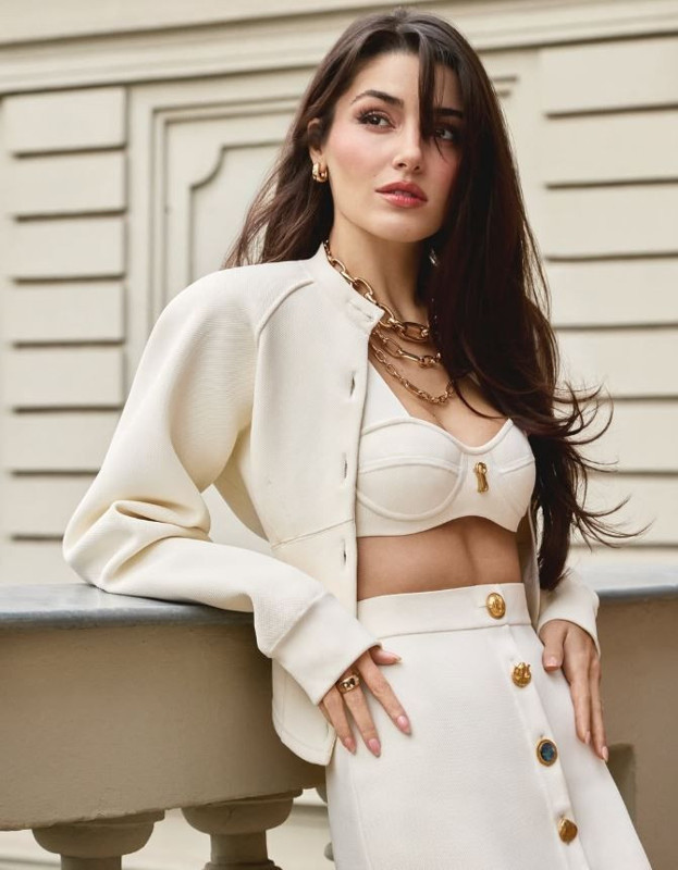 Cesur ilişki sahneleriyle gündemdeydi! Hande Erçel'den nefes kesen tatil paylaşımı geldi! Bikinili pozlarıyla ortalığı yaktı geçti - Resim: 1