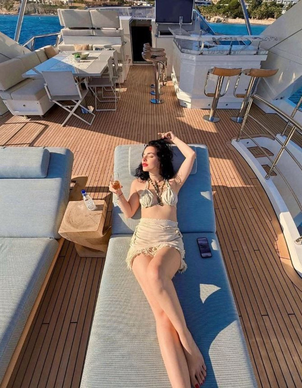 Merve Boluğur'dan olay tekne paylaşımı! Bikinisiyle sere serpe uzandı, cesur tatil pozları sosyal medyayı salladı - Resim: 3