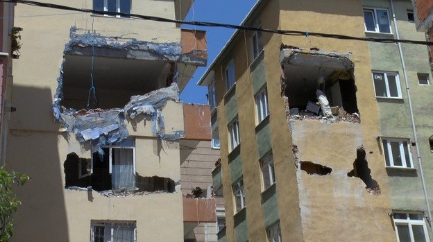Bahçelievler'de 7 katlı binada çökme! Vatandaşlar Tahliye edilmişti! Zarar gören binalardaki eşyalar çıkarılıyor! - Resim : 4