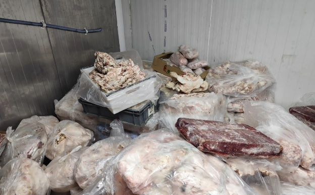 Ankara’da rezalet görüntüler! Kaçak et ve tavuklar mide bulandırdı... 2 kişi gözaltına alındı - Resim: 1