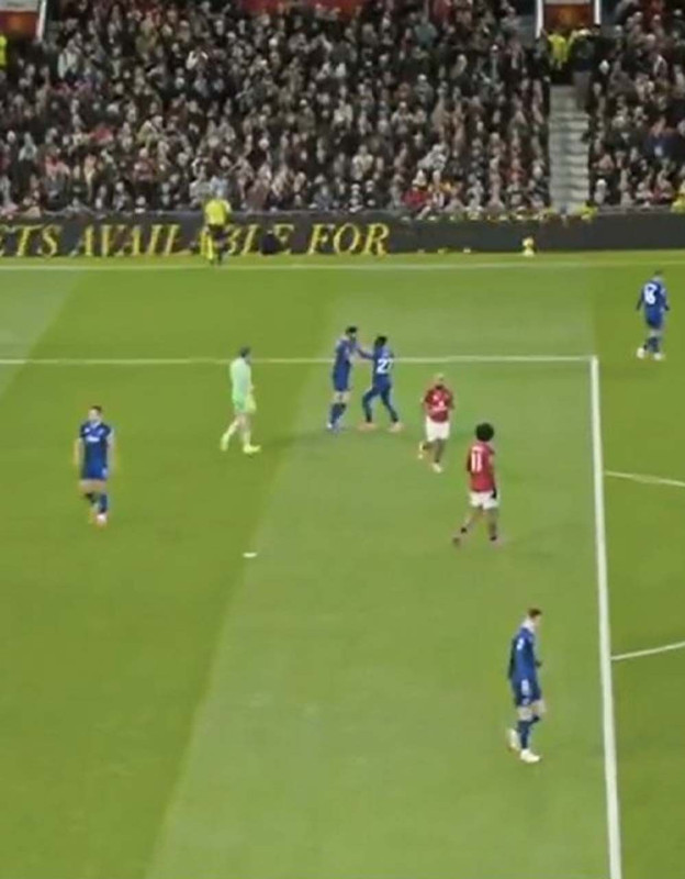 Dev maçta yıldız futbolcudan skandal hareket! Takım arkadaşına hamlesi ortalığı karıştırdı! Kırmızı kartla oyundan atıldı - Resim: 1