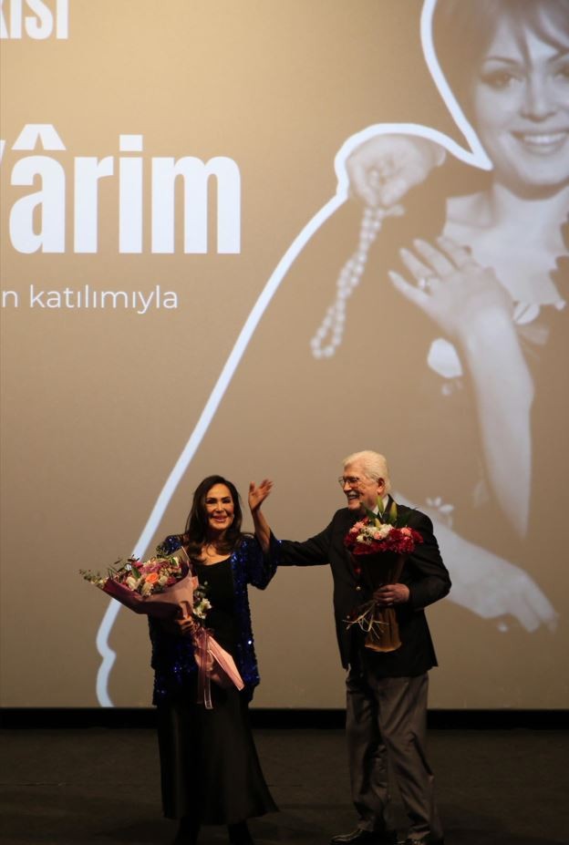 Yeşilçam'ın efsane oyuncuları Türkan Şoray ve İzzet Günay, 57 yıl sonra "Vesikalı Yarim" için buluştu - Resim : 2