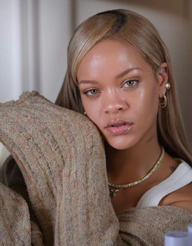 Dünyaca ünlü şarkıcı Rihanna'dan iç çamaşırlı pozlar! Cesur kareleri sosyal medyayı salladı - Resim: 1