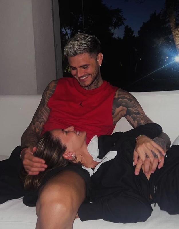 Mauro Icardi aşka geldi! Galatasaray'ın yeni yengesi China Suarez'le karlar altında pozlar verdi - Resim: 3