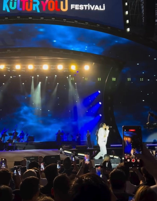 Konser sırasında talihsiz kaza! Bayhan şarkı söylerken yere kapaklandı - Resim: 2